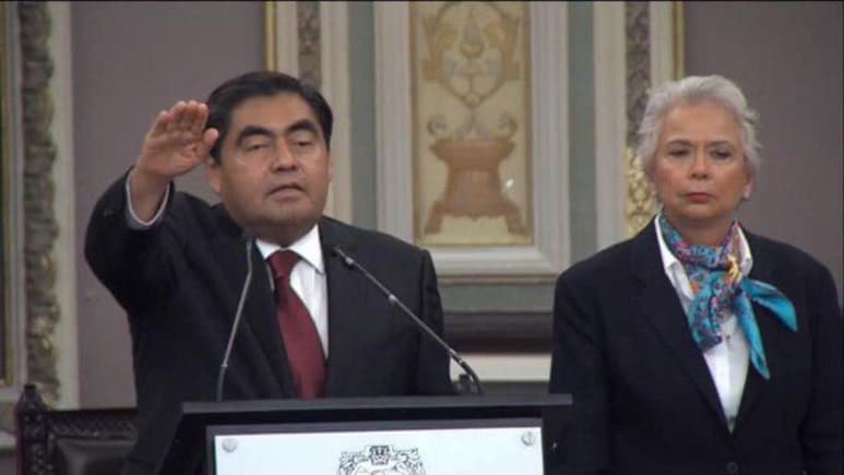 Este día, Miguel Barbosa Huerta se convirtió en el sexto gobernador de la entidad poblana que ocupa el cargo en menos de tres años, luego de ganar las elecciones extraordinarias del pasado 2 de junio, convocadas tras la muerte de la mandataria estatal, Martha Erika Alonso. (ARCHIVO)