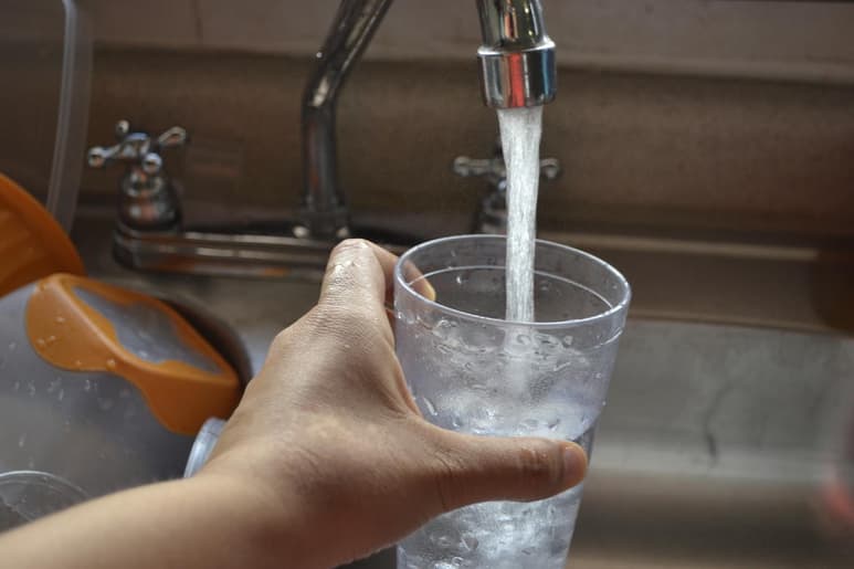 El funcionario pidió confianza a los ciudadanos y los invitó a consumir el agua de la llave sin temor. (ARCHIVO)