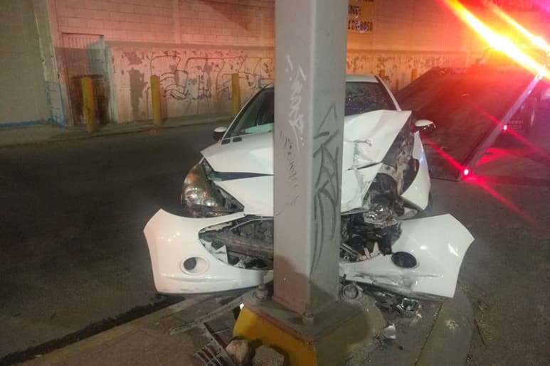 Conductor alcoholizado choca contra un señalamiento, no calculó bien la vuelta y se impactó de frente. (EL SIGLO DE TORREÓN)