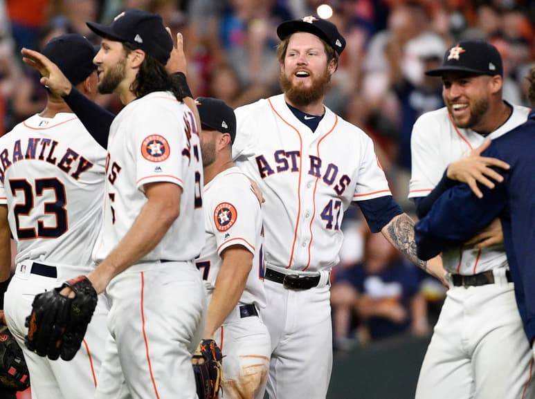 Celebran jugadores de los Astros tras la hazaña conseguida ante los Marineros de Seattle.