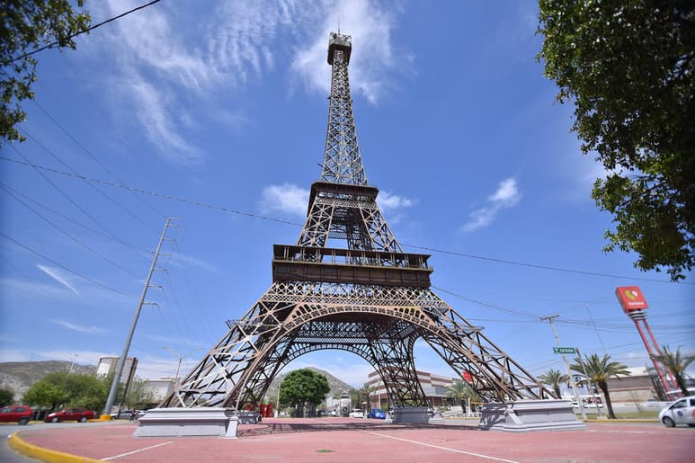 La Eiffel de Gómez Palacio. Fue donada por el Consulado Francés en La Laguna, al Municipio de Gómez Palacio por los festejos de su Centenario el 21 de diciembre de 2005, mide 68 metros de altura y tuvo un costo aproximado de 5 millones de pesos. (EL SIGLO DE TORREÓN)