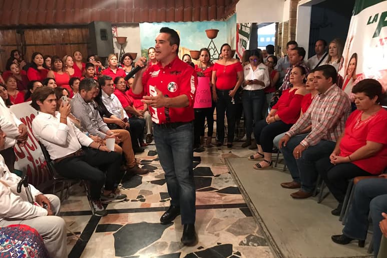 Minutos después de las 16:30 horas de ayer domingo, Moreno Cárdenas se reunió con la militancia del PRI en Ciudad Jardín. (EL SIGLO DE TORREÓN/ANGÉLICA SANDOVAL)