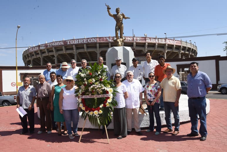 El acto se realizó justo frente a la Plaza de Toros Torreón. (Jesús Galindo)