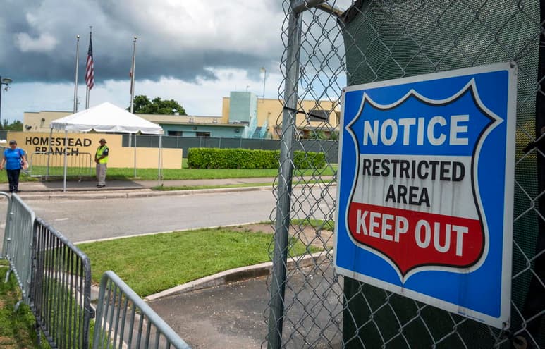 En una rueda de prensa ofrecida en los exteriores del centro, ubicado unos 48 kilómetros al sur de Miami, activistas a favor de los inmigrantes calificaron de victoria y 'como un paso adelante' que los menores que se hallaban retenidos en Homestead ya no estén allí. (ARCHIVO)
