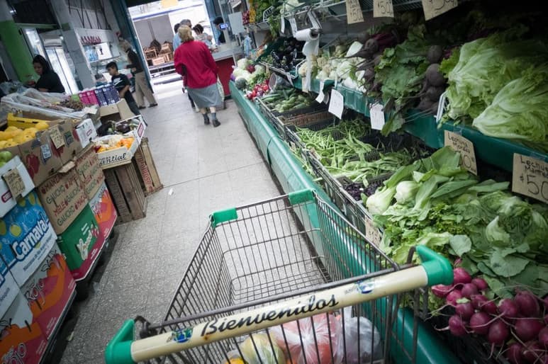 De manera particular, de acuerdo con el reporte, el tema comercial entre el vecino del norte y el gigante asiático será uno de los factores externos que podría afectar el consumo en México. (ARCHIVO)