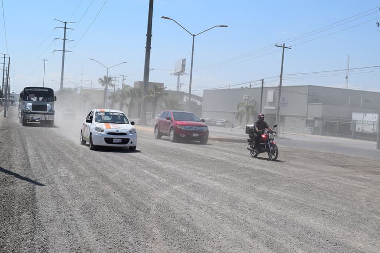 No han concluido las obras de pavimentación en la calzada Carlos Herrera. (EL SIGLO DE TORREÒN / MA. ELENA HOLGUÍN)