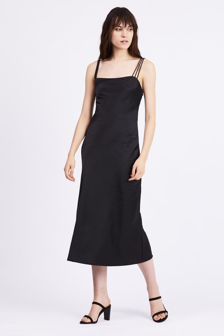 El slip dress es el vestido perfecto, pues se ajusta muy bien a la figura y siempre se ve elegante. Era una pieza clave para acudir a red carpets.