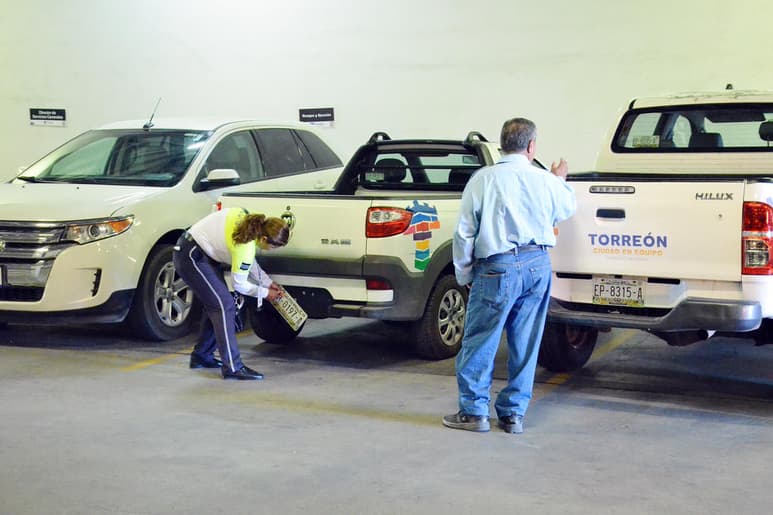 La camioneta del Municipio, tipo Dodge Ram con placas ER-0197-1 se encontraba aparcada de manera indebida. (FERNANDO COMPEÁN)