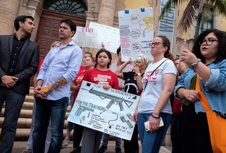 Buena parte de los manifestantes se congregaron en torno al Miami Valley Hospital, donde fueron llevados varios de los alcanzados por los disparos de Connor Betts. (ARCHIVO)