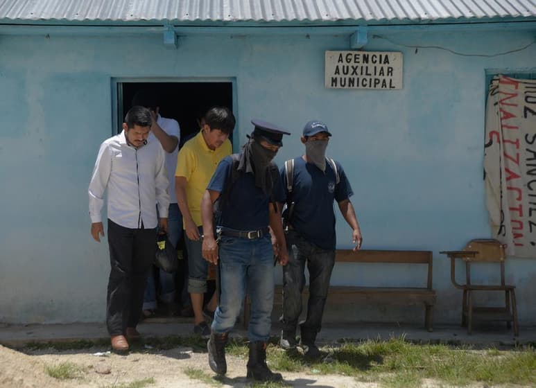 Esta tarde fueron liberados en buen estado físico los agentes Bernal Hernández Altúnar, Fredy Sánchez García y Carlos Enrique Gordillo Aguilar, José Luis Tondopó Medina y Fernando Tondopó.