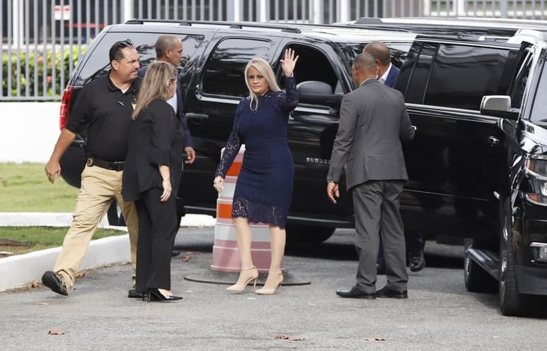 La secretaria de Justicia de Puerto Rico, Wanda Vázquez (c), saluda este miércoles a la entrada del Tribunal Supremo, donde juró como nueva gobernadora de Puerto Rico, en San Juan. (ARCHIVO)