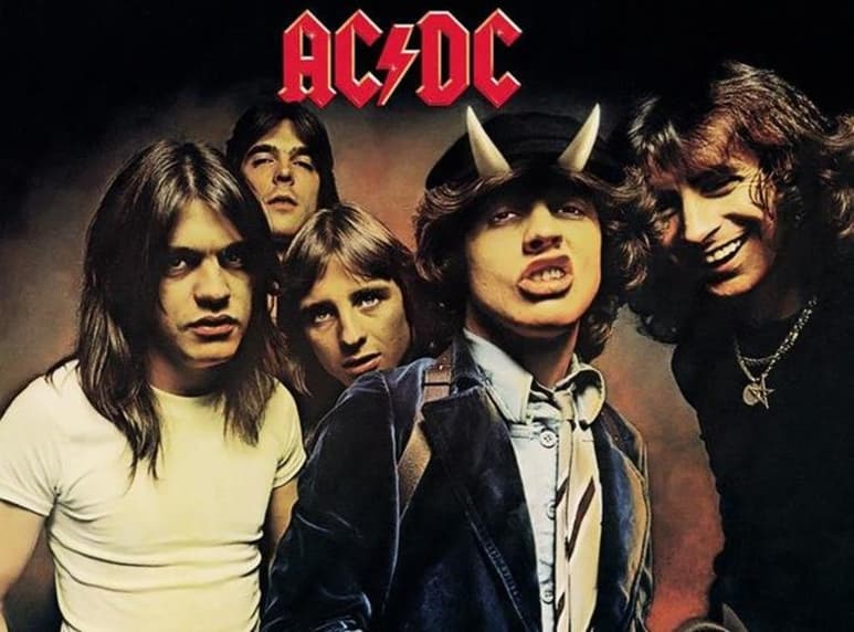 La portada original, representa más el contexto del nombre que lleva dicho material discográfico ya que muestra a los miembros de la banda rodeados de llamas y el mástil de un bajo representando la 'carretera al infierno'. (ESPECIAL)