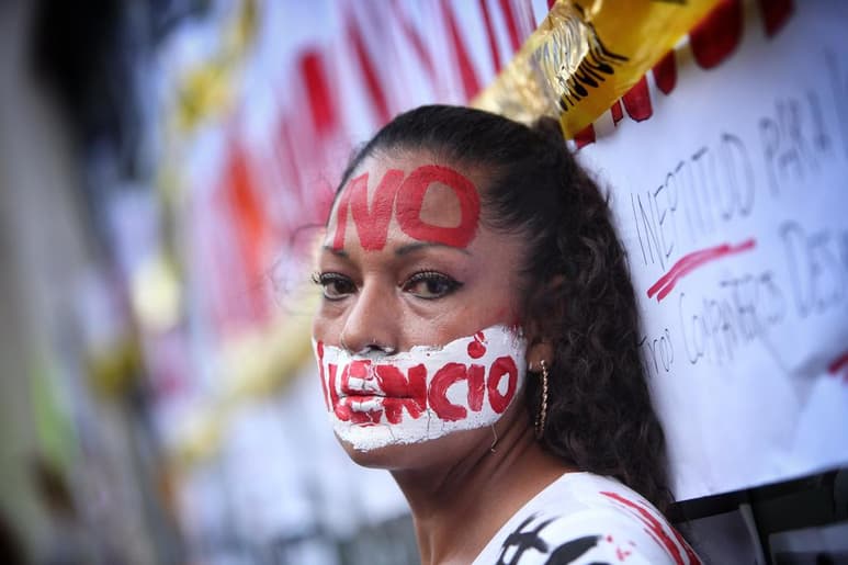 Periodistas de Quintana Roo se manifestaron ayer miércoles por la noche en Chetumal y Cancún, para exigir un alto a la violencia contra las y los comunicadores en México, luego de los asesinatos de Rogelio Barragán, en Morelos; Edgar Nava López, en Guerrero; y Celestino Ruíz Vázquez, en Veracruz, la semana pasada. (ARCHIVO)