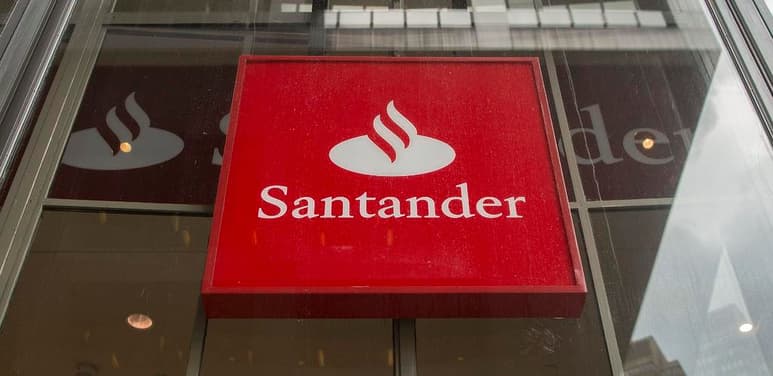 En los primeros días de operación de esta nueva funcionalidad, más de 64 mil clientes de Santander han retirado dinero sin tarjeta en los cajeros automáticos del banco en todo el país. (ARCHIVO)