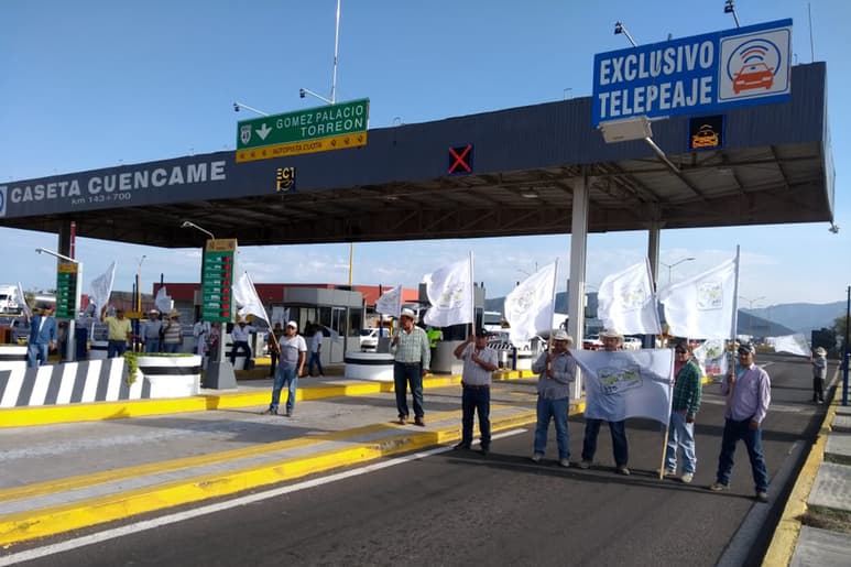 Los manifestantes se instalaron en la caseta de Cuencamé y dejaron pasar a los autos particulares sin pagar cuota. (EL SIGLO DE TORREÒN/EDITH GONZÁLEZ)