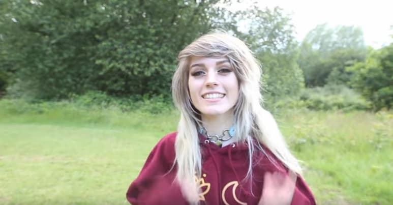 Fue en 2016 cuando la 'influencer' británica, enfocada al tema de la moda, subió una serie de videos con un aspecto extraño, lo que alarmó primero a sus seguidores y luego al resto de usuarios de la popular plataforma de videos.
(ESPECIAL)
