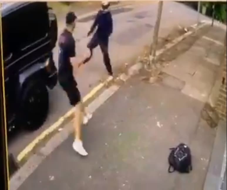 El jugador bosnio (gorra) frustró el intento de asalto que, junto a Özil, iban a sufrir tras enfrentar a los delincuentes.