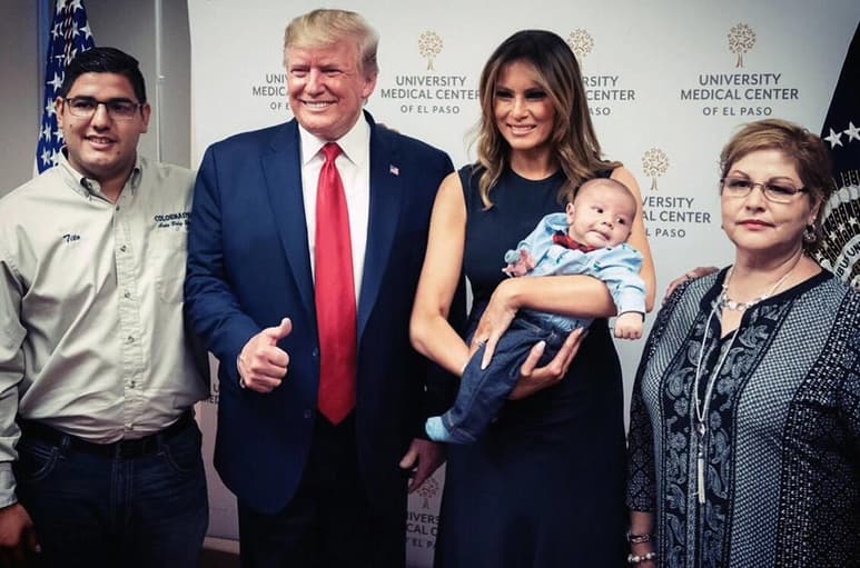El niño de la imagen, que la primera dama publicó a través de su cuenta de Twitter, es hijo de Jordan y Andre Anchondo, de 24 y 23 años, dos de las víctimas mortales del tiroteo, y fue vestido para la ocasión con vaqueros, camisa y una pajarita de cuadros. (TWITTER)