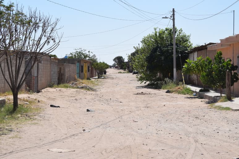 Los vecinos colocan tierra o escombro para tapar los hoyos que se generan en las calles, pues siguen esperando la pavimentación. (MARY VÁZQUEZ)