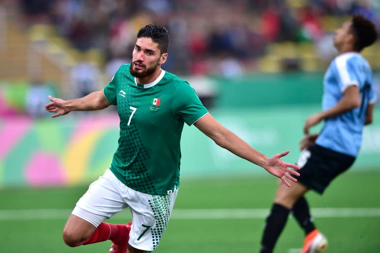 El elemento de los Gallos de Querétaro, Paolo Yrizar, anotó el único gol del encuentro en la victoria azteca sobre los charrúas. (JAM MEDIA)