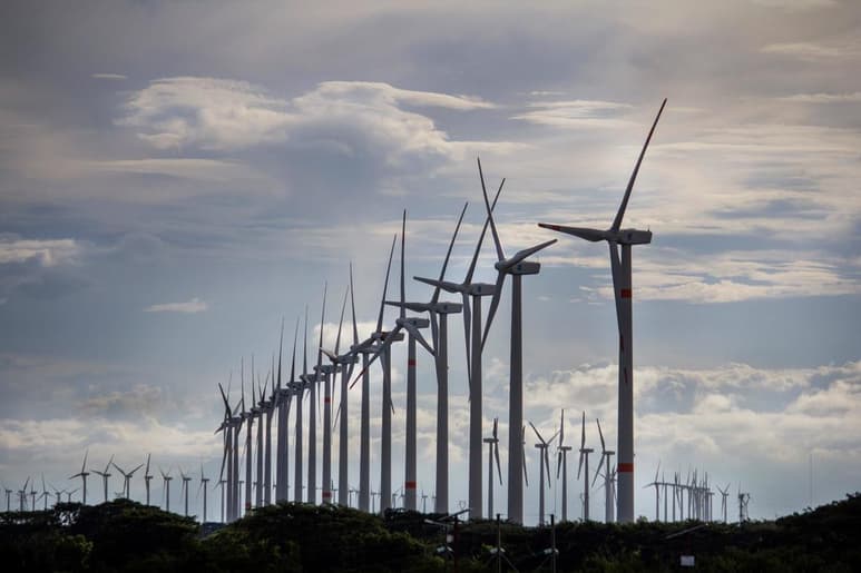 En el Istmo de Tehuantepec, en el sur de México, es imposible adivinar a simple vista cuántos aerogeneradores de energía eólica se extienden sobre miles de hectáreas. Pero alrededor de ellos conviven distintos municipios de bajos recursos que han resurgido en los últimos años. (EFE)