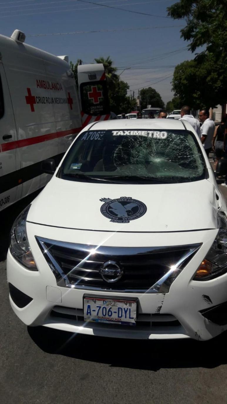 Un menor de 14 años de edad que viajaba a bordo de su bicicleta, resultó lesionado tras ser impactado por un taxi en la zona centro de la ciudad de Gómez Palacio. (EL SIGLO DE TORREÓN)