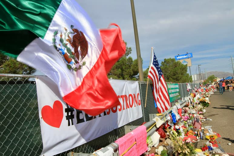 El cruce a Estados Unidos por los cinco puentes internacionales se mantiene, y en el Paso del Norte los peatones hacen fila para cruzar a hacer compras, como ha sido la costumbre desde hace décadas. (ARCHIVO)
