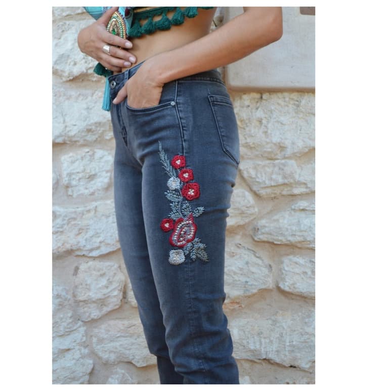 Jeans con bordado de flores.