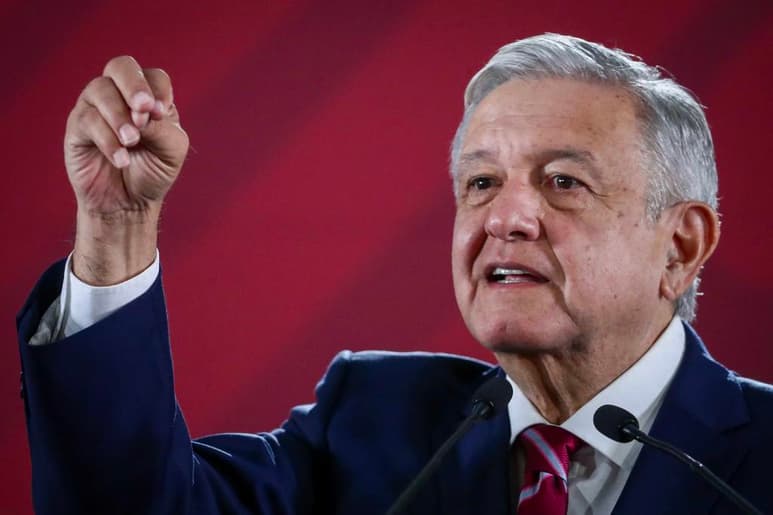 En conferencia, mencionó que algunos de los temas urgentes para el gobierno que los legisladores han dejado pendientes son la eliminación del fuero a todos los servidores públicos, la revocación de mandato y las leyes secundarias de la reforma educativa.
(ARCHIVO)