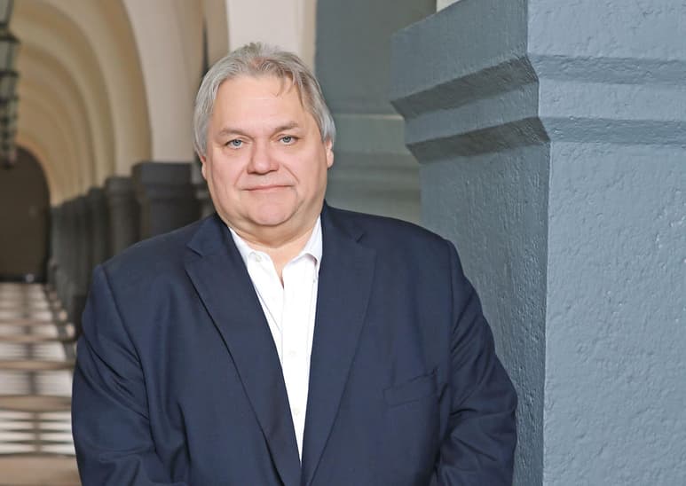  Carlos Bremer, quien compró la casa de Zhenli Ye Gon, es un contador, empresario y filántropo regiomontano, nacido en 1960, que además de dirigir un grupo financiero en México, apoya a decenas de jóvenes deportistas y emprendedores a cumplir sus sueños. (ARCHIVO)