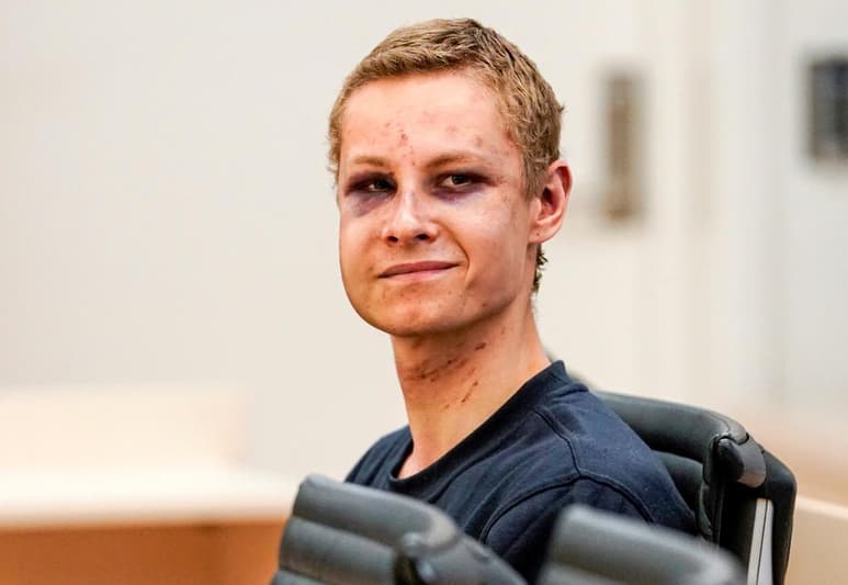 El joven, con el rostro lleno de moratones y marcas por el forcejeo en la mezquita, accedió no obstante a ser fotografiado a su llegada al tribunal por los medios, a los que dedicó una sonrisa. (EFE)