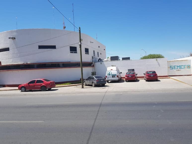 El cuerpo de la joven fue trasladado a las instalaciones del Servicio Médico Forense para la necropsia de rigor. (ARCHIVO)