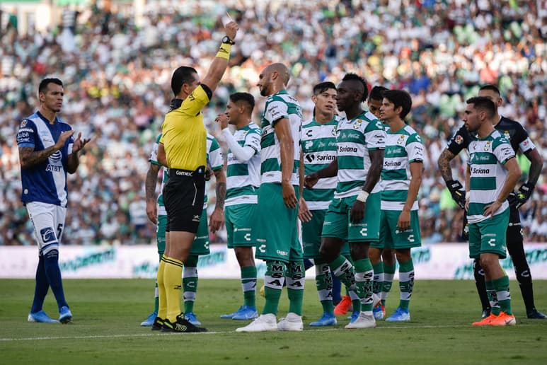 Doria alzó los brazos y terminó impactando con el rostro de Jesús Zavala. (EL SIGLO DE TORREÓN)