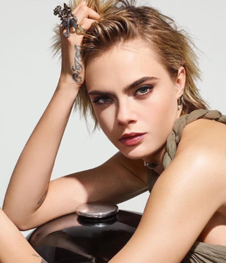 'Descubriendo todo', escribió la estrella en la reproducción de la portada de Marie Claire, imagen a cargo de Thomas Whiteside en la cual se ve el tatuaje que Delevingne tiene en los costados. (INSTAGRAM)