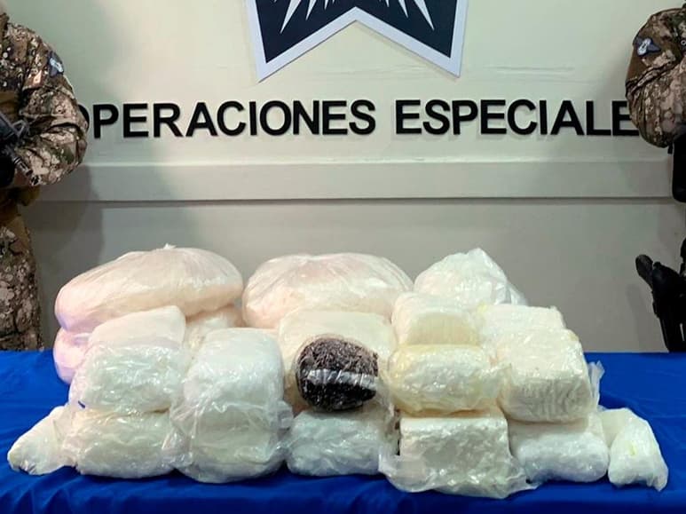 Además de la detención de las dos personas y el aseguramiento de la droga durante el operativo fueron decomisados dos vehículos. (ESPECIAL)