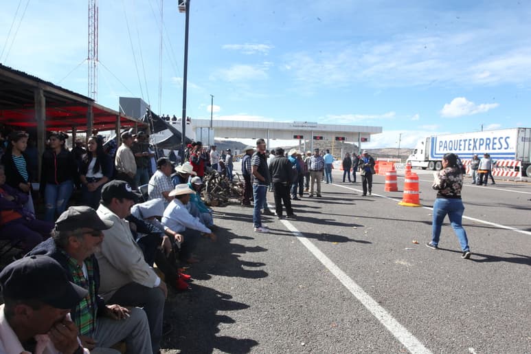 Después de 20 meses de que fue tomada la primera caseta de la autopista Durango-Mazatlán, por fin se les pagaron 60.6 mdp a los ejidatarios. (EL SIGLO DE TORREÓN)