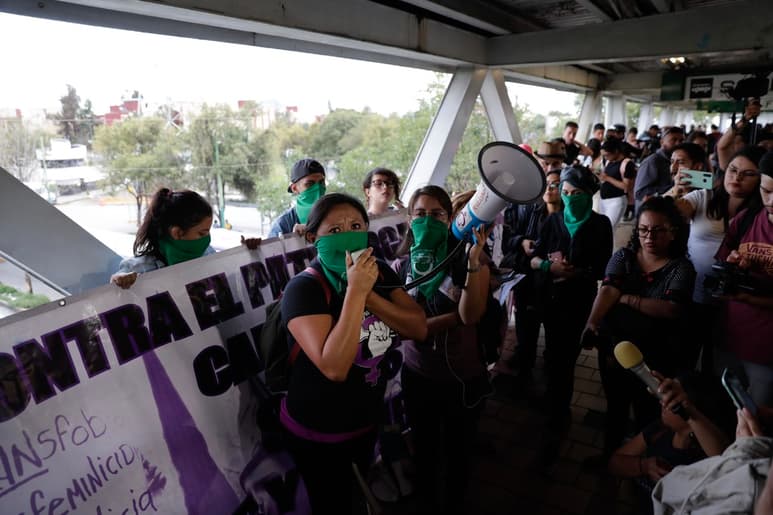 En la imagen aparecen mujeres que se manifiestan por la violación que sufrió una menor de edad a manos de policías. (EL UNIVERSAL)