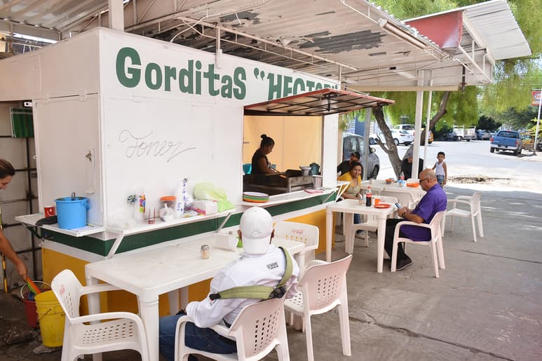 Inminente retiro de puesto de comida genera conflicto entre autoridades municipales y los trabajadores del mismo.