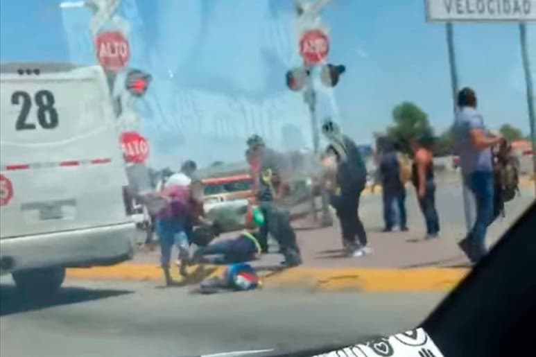 Un chofer arriesgó la vida de los pasajeros en un cruce del tren en Gómez Palacio.