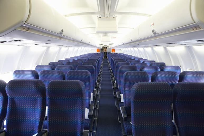La tripulación le siguió el juego para sentirse como si viajara en un jet privado. (INTERNET)