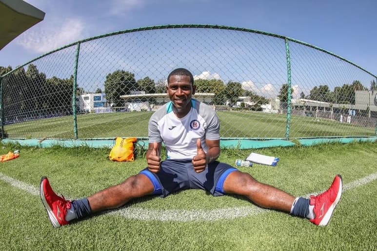 Se podrían dar los primeros minutos del ecuatoriano Bryan Angulo como jugador celeste este fin de semana cuando Cruz Azul visite al Atlas. (ESPECIAL)
