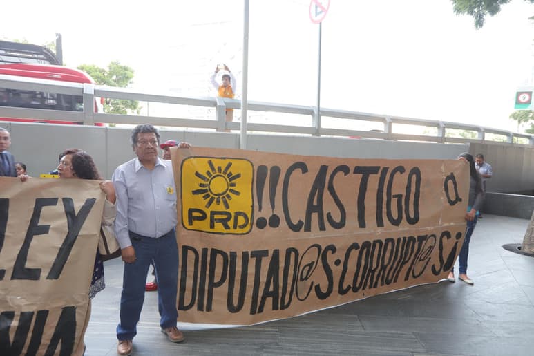 Martínez Veloz acusó que gente cercana a Bonilla entregó entre 200 mil y 400 mil dólares a personeros de diputados en el séptimo piso un hotel de Mexicali, días antes de que avalaran la reforma a la constitución local que encendió las alertas en los partidos de oposición. (NOTIMEX)