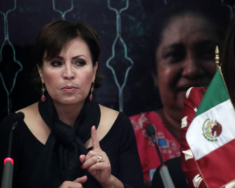 El juez de control que vinculó a proceso a Rosario Robles por ejercicio indebido del servicio público, afirmó que la exsecretaria de Desarrollo Social 'tiene los medios y los contactos' para darse a la fuga, razón por la que se le impuso la prisión preventiva justificada que cumple en el penal de Santa Martha. (ARCHIVO)
