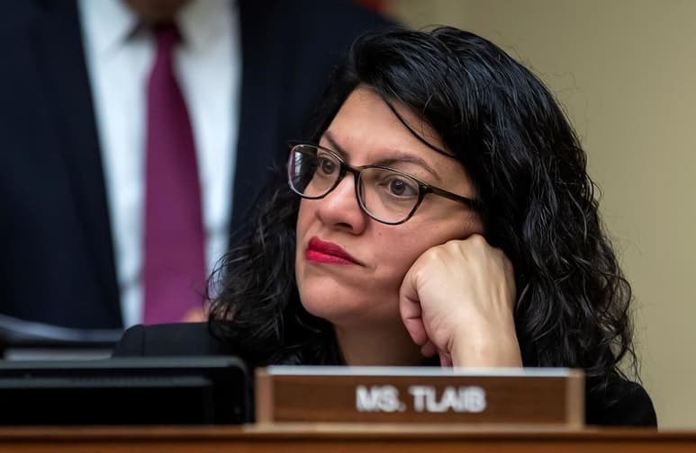 La legisladora demócrata estadounidense Rashida Tlaib, a quien el Gobierno israelí prohibió la entrada al país después de que el presidente Donald Trump se lo sugiriera, y luego se lo autorizara, dijo este viernes que ha sido 'tratada como una criminal' y que no visitará Israel. (ARCHIVO)