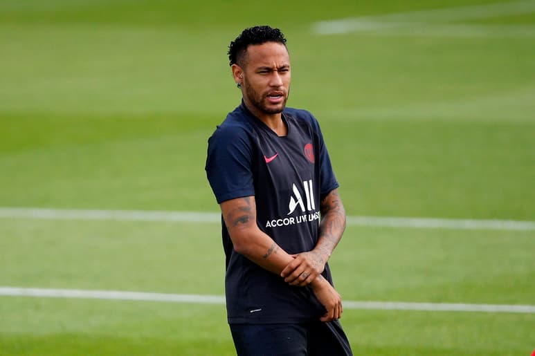 El brasileño aún negocia su salida del PSG este verano.