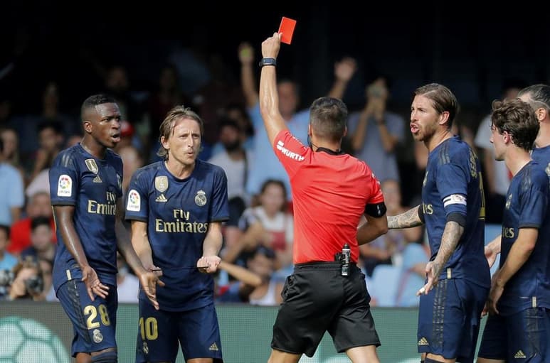 El centrocampista croata del Real Madrid Luka Modric recibió la primera cartulina roja de la temporada en LaLiga Santander. (EFE)