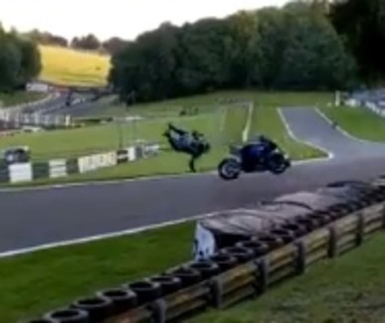 Motociclista vuelca, sale volando y por poco es atropellado
