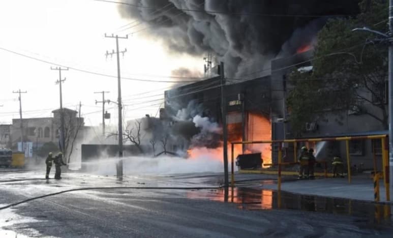 El fuego inició en las bodegas ubicadas en la colonia Hacienda los Morales, donde se almacenaban contenedores con aceite mineral y otros productos químicos. (EL UNIVERSAL)