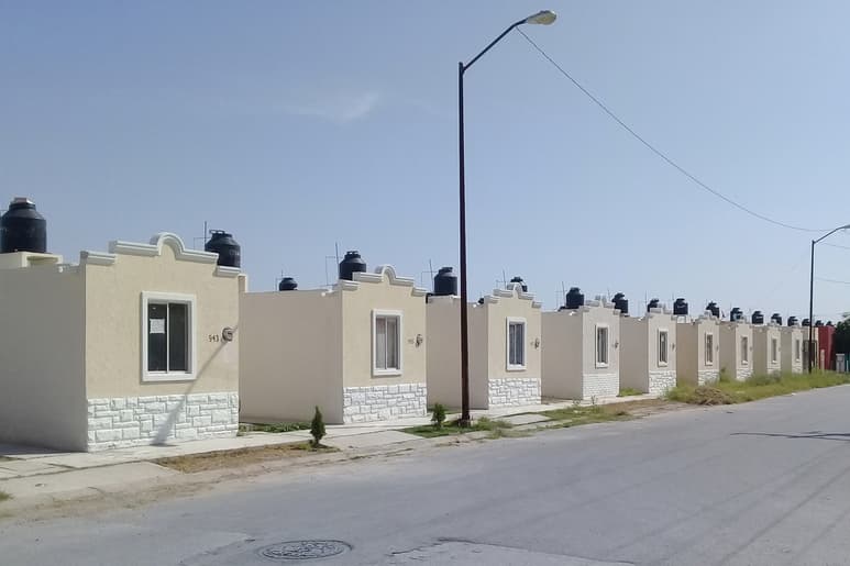 Las llamadas casas 'huevito' resultan un golpe al trabajador y sus familias, pues a pesar de su tamaño, el precio final es muy elevado. (EL SIGLO DE TORREÓN)