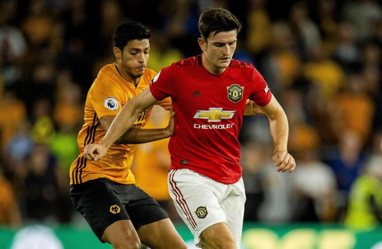 El mexicano se llevó los elogios en redes sociales luego de un perfecto dominio de balón, esquivando a Harry Maguire (el defensa más caro en la historia del United). (EFE)